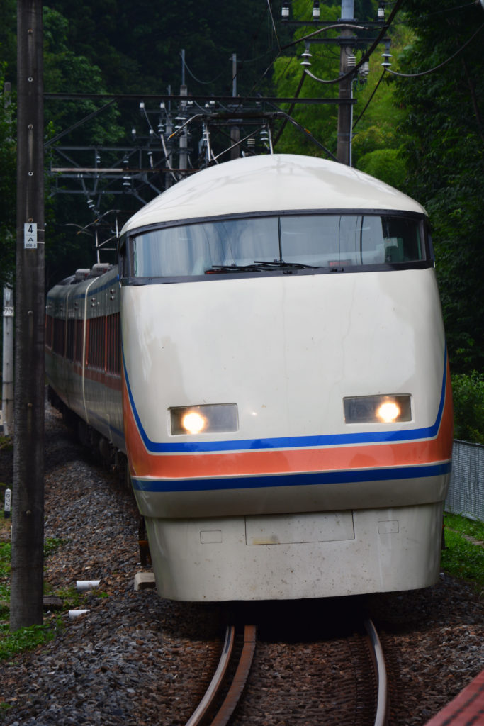 鬼怒川温泉駅方から入線する上り列車
