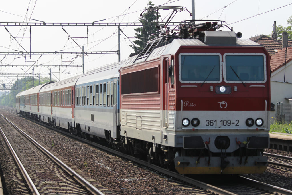 チェコとスロバキアの塗装が混じる国際列車