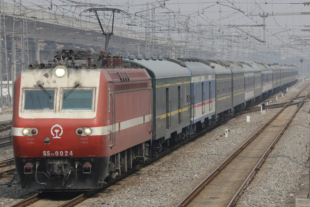 新塗装と旧塗装が混じる中国の列車