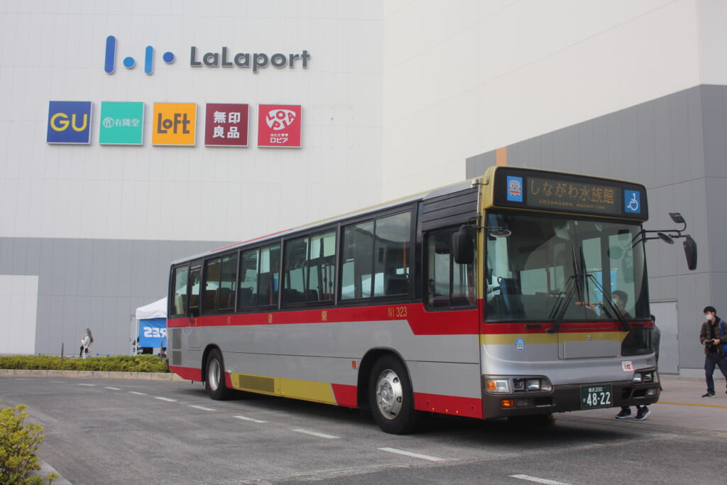 東急バス NI323号車[KL-HU2PREA]新羽営業所所属のため、通常では出せない「しながわ水族館」表示を出しています